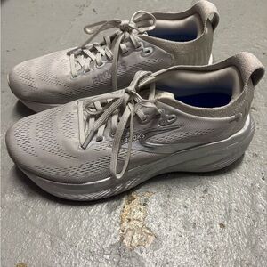 Brooks Running 8.5 Silver